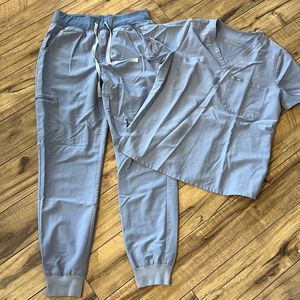 Figs scrubs top & pants size medium and medium tall joggers